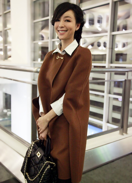 她是《咱们相爱吧》中的林笑笑,才华洋溢特立独行,今却一直单身