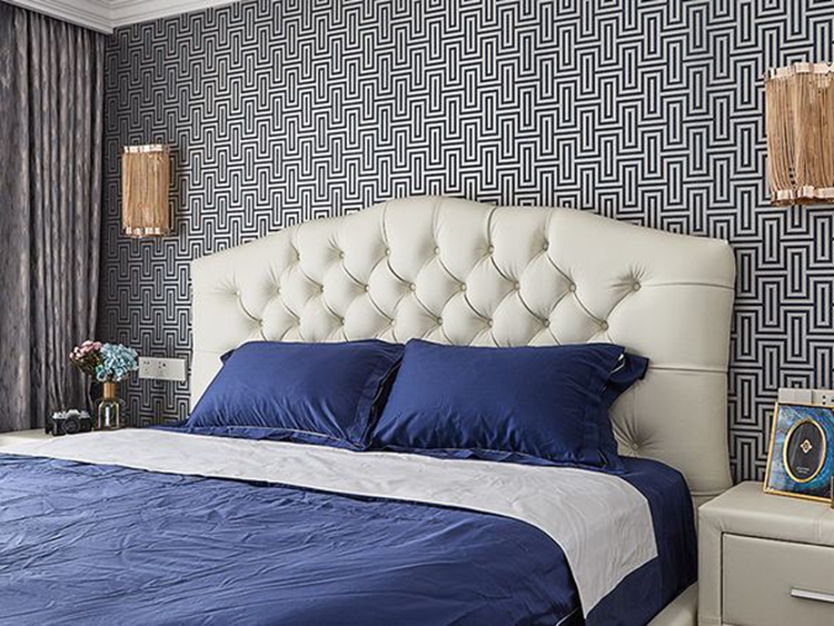 家具配上深蓝色床品为卧室奠定素雅温馨的基调,纹理十足的墙纸和窗帘