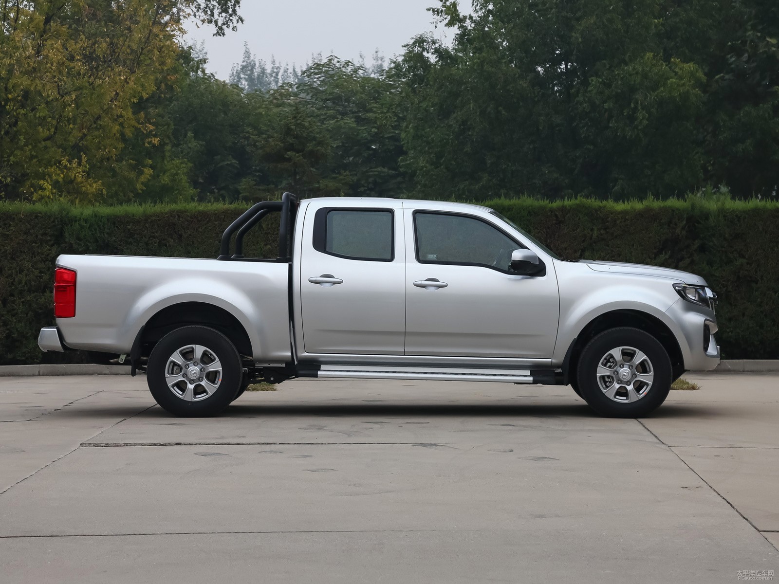 整个中控台布局是简约风格,给人一种很现代的感觉