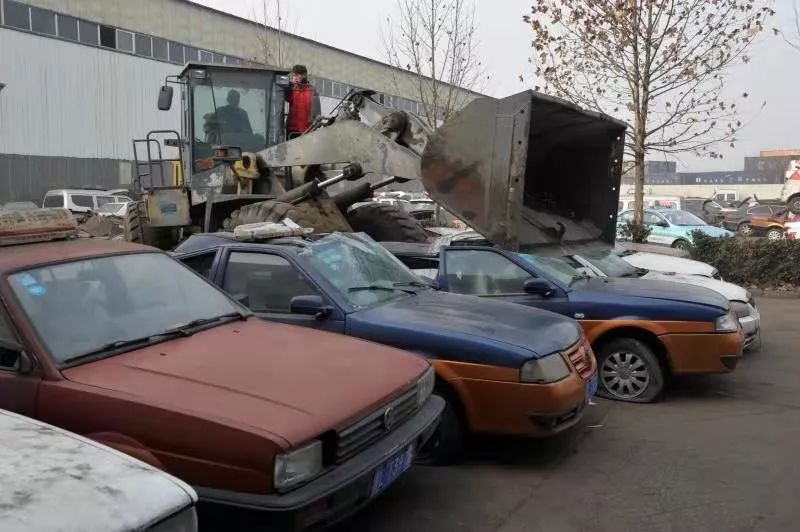 临汾市集中销毁28辆非法营运"黑出租车"