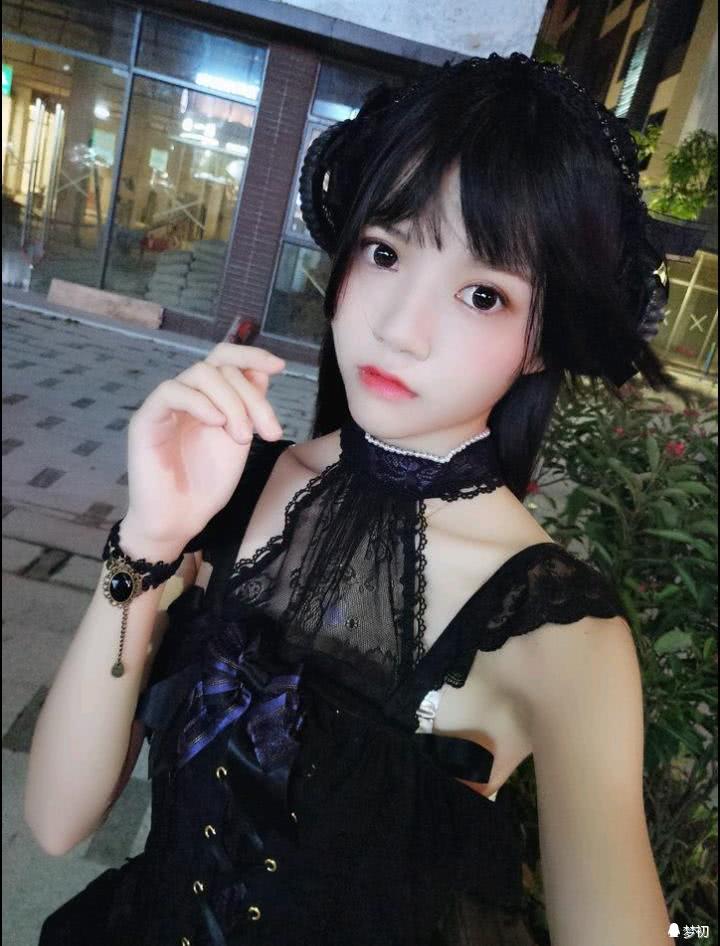 jk制服cosplay:穿黑丝礼裙的小姐姐来找你了!