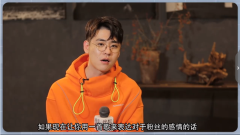 张云雷全新采访花絮公开 现场为粉丝深情献唱心动满分