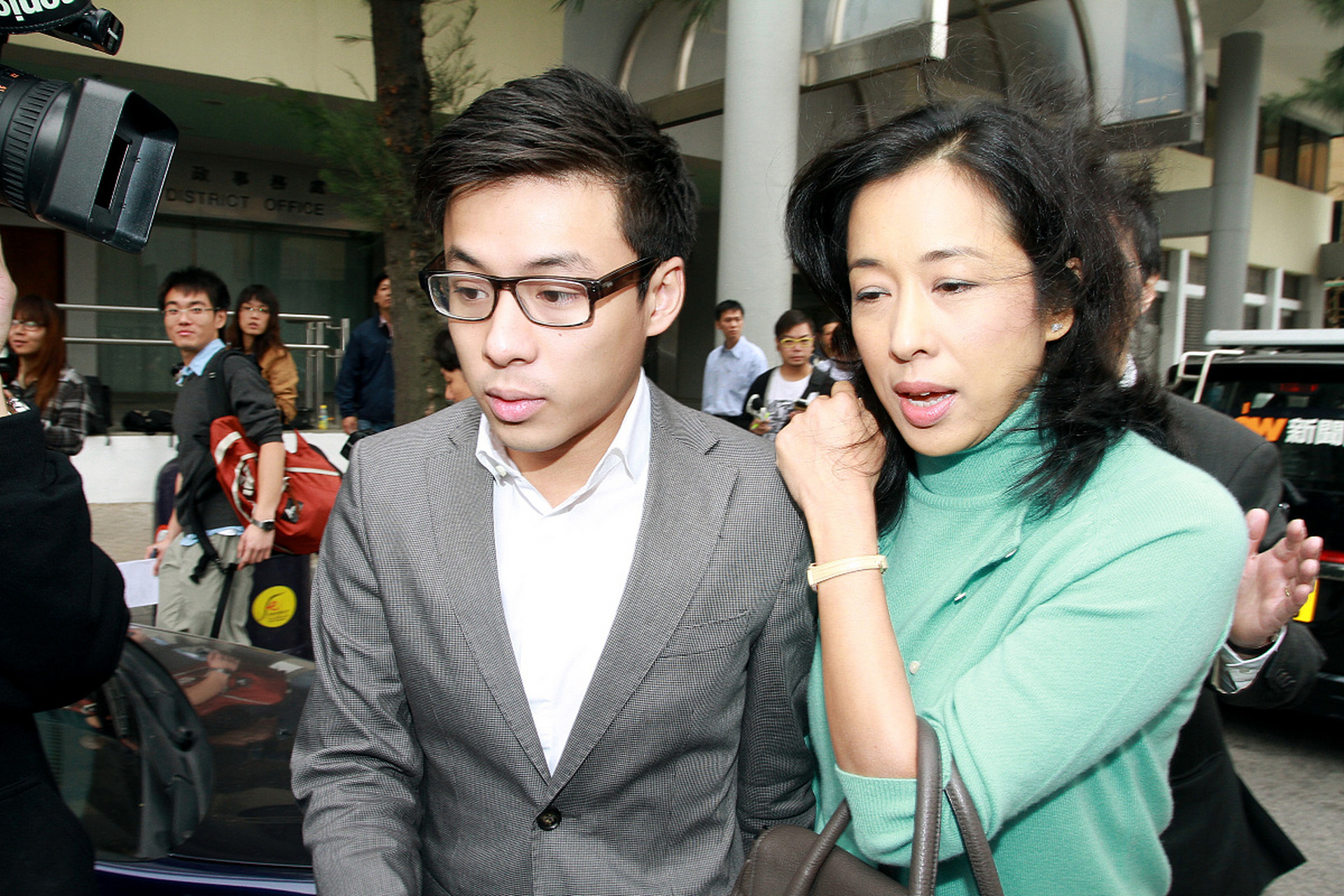 那年,密春雷回到家,对妻子说:"我们分开吧,我爱上董卿,我必须给她一个