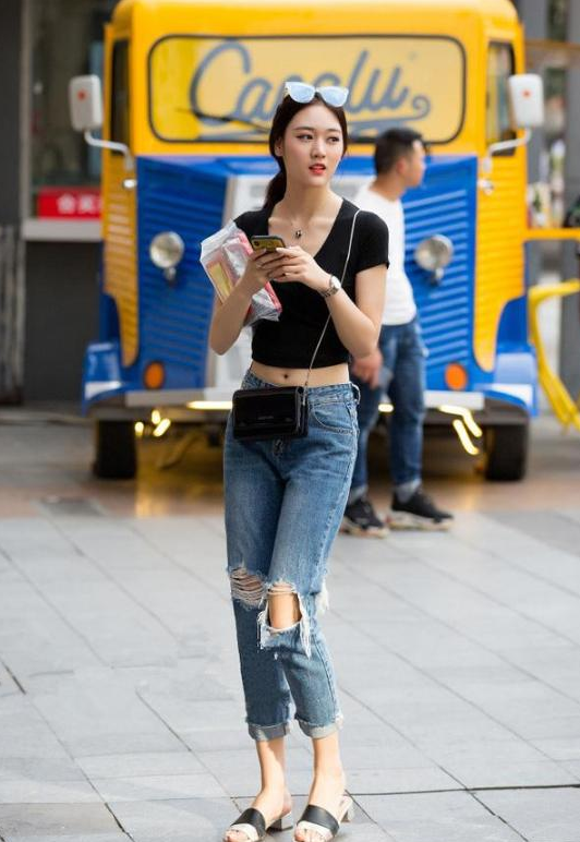 街拍:美女身穿紧身牛仔裤,飘逸的长发,既性感又美丽