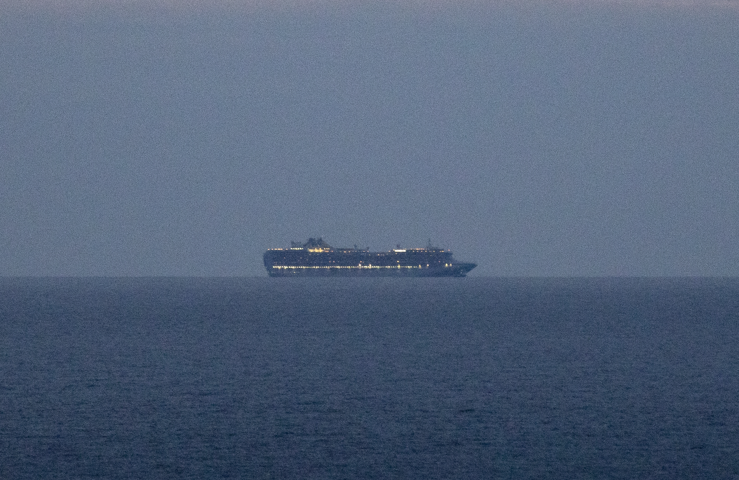 发生新冠疫情的"至尊公主"号邮轮抵达旧金山附近海域