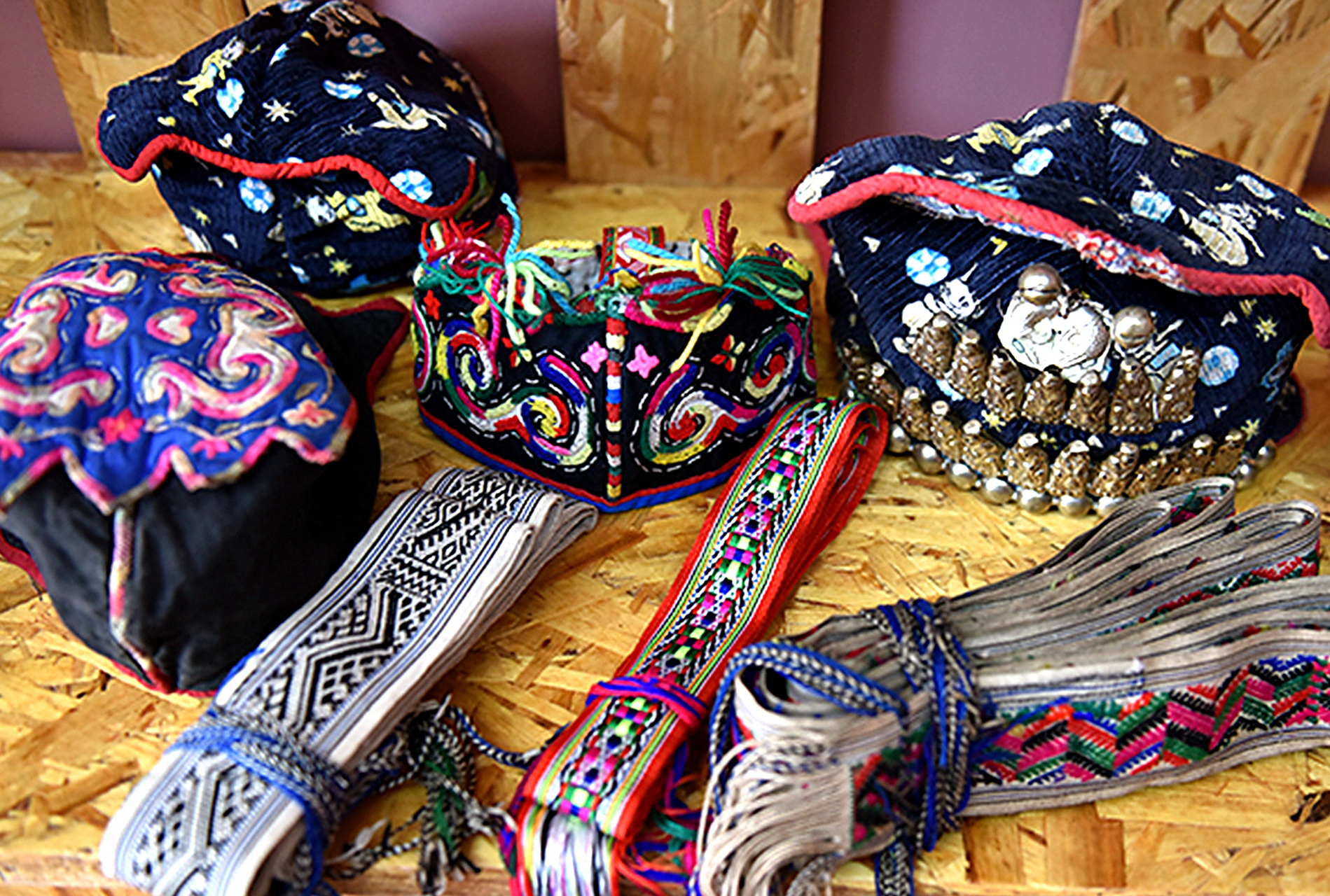 苗锦苗绣是湘西南苗族女同胞的传统手工艺制作,常用于服饰之中,在苗族