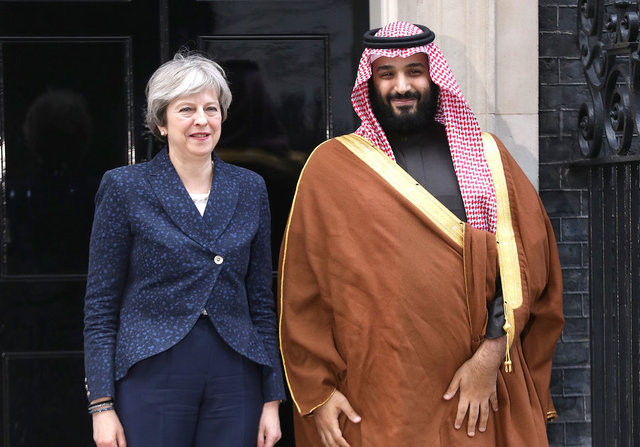 沙特85年王储小萨勒曼会见英首相 长袍加身自带鼓风机