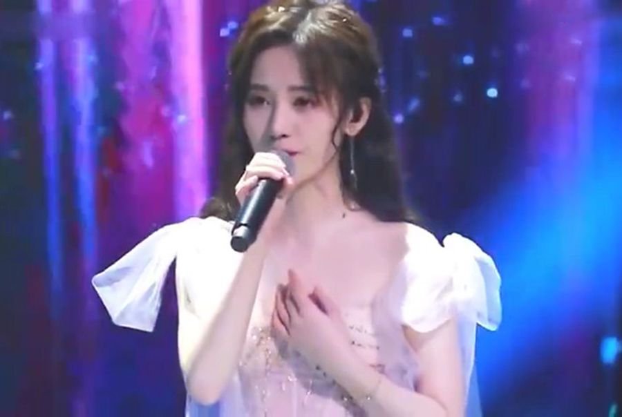 鞠婧祎在舞台上唱歌,裙子的肩带突然滑落,这酥肩:真实存在?