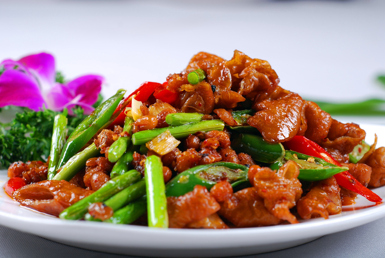 腊八豆炒肥肠:此菜品属于扬州家常菜,价廉物美,取料方便,肥肠软韧肥嫩