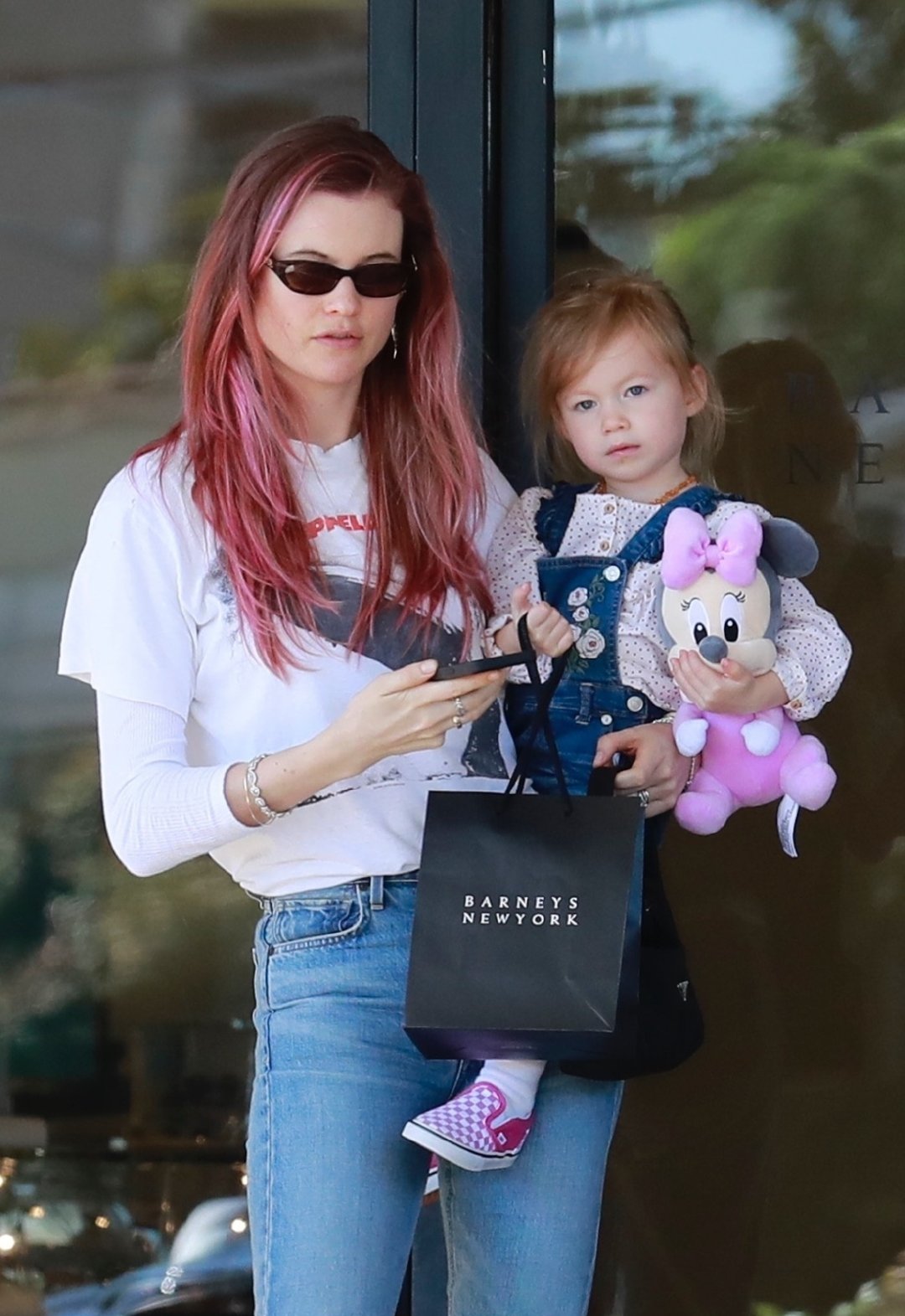 超模贝哈蒂·普林斯露(behati prinsloo)带着女儿在贝弗利山的barneys