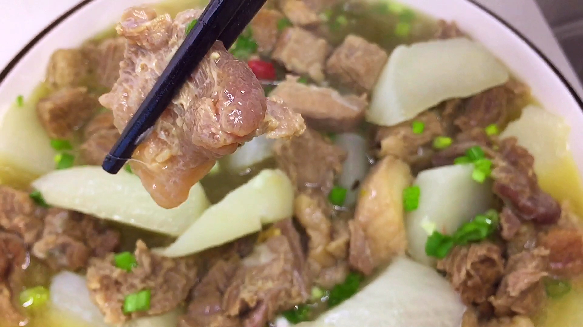 冬天多吃点萝卜,分享一个又能喝汤,又能吃肉的白萝卜炖牛肉做法