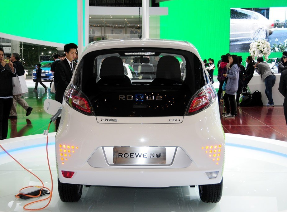 荣威e50是上汽集团出品的一辆纯电动轿车,上汽集团引进各国先进技术