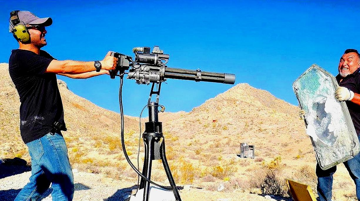 老外质疑"中国制造",用加特林扫射中国钢化玻璃,结果打脸了!