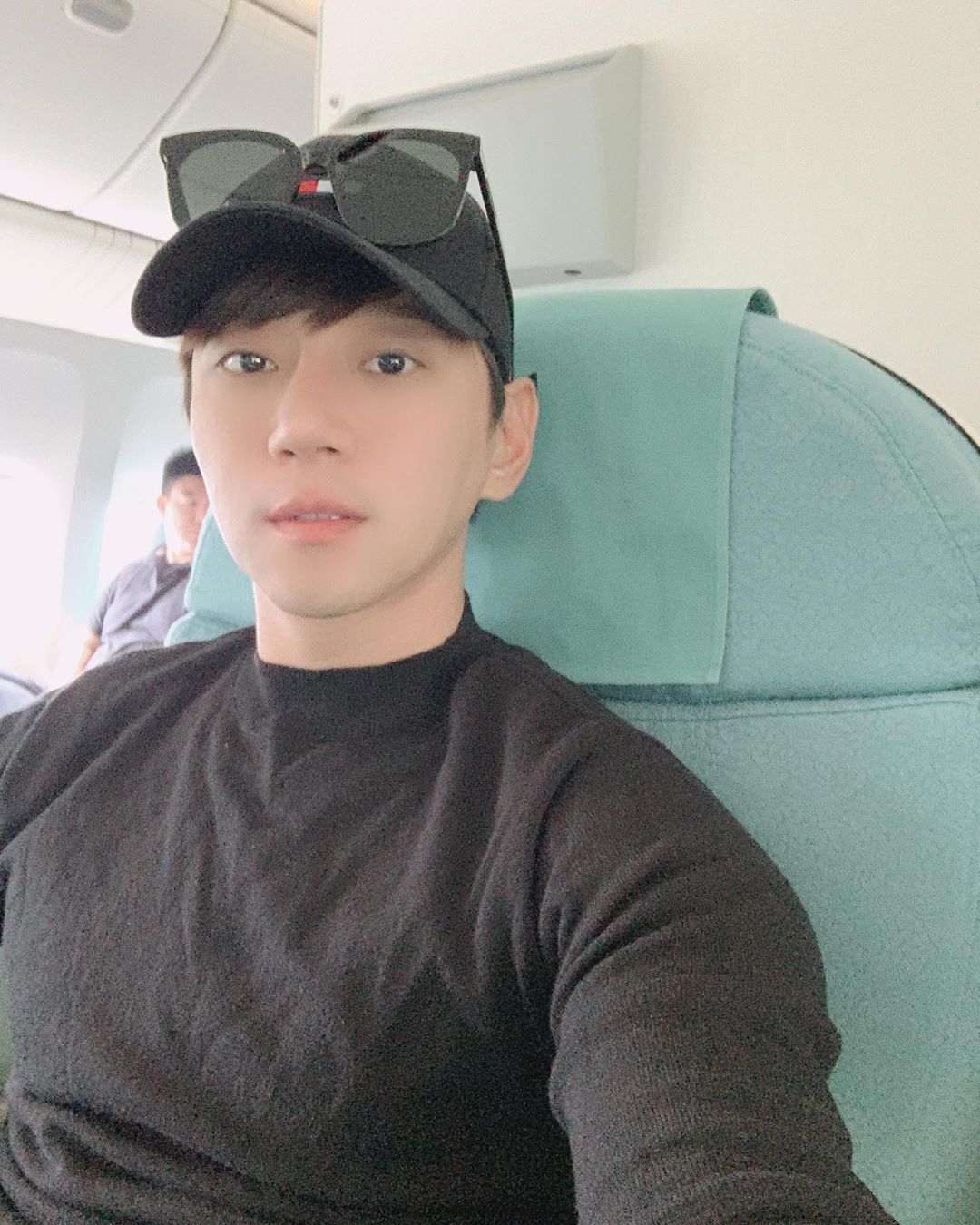 只穿了一件t恤而已,黄致列宽阔的肩膀 紧致的肌肉吸引视线