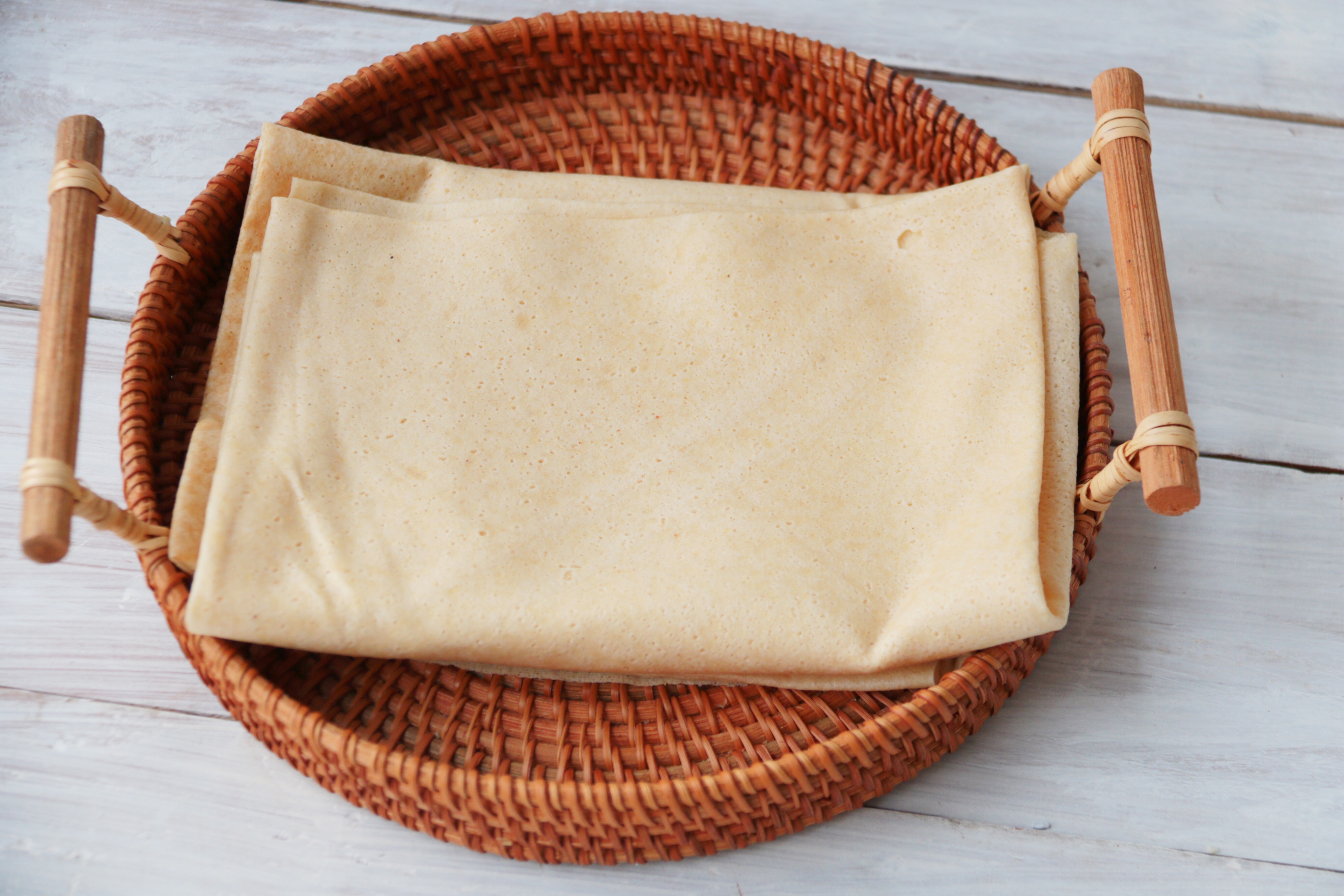 煎饼,我们临沂的大煎饼,薄如蝉翼,吃起来特别有嚼劲,越嚼越香,一顿吃