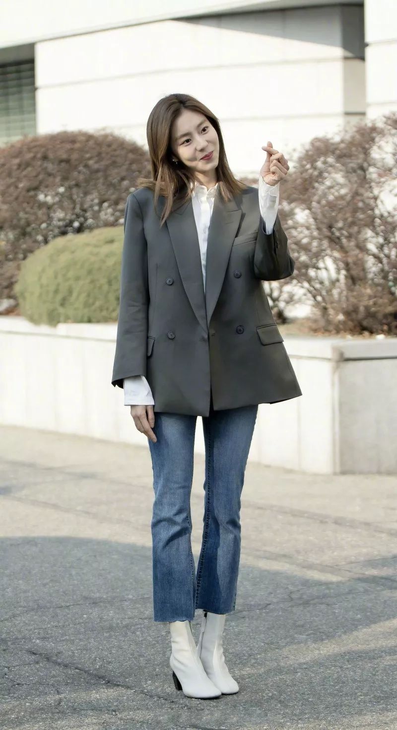 "国民蜜大腿"金宥真西装配白衬衫,气质稳重,网友:笑容有点僵