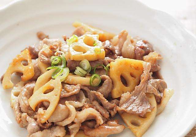 藕片炒瘦肉,炒肉片须用白花藕,脆中略带甜,是一道很好吃的家常下饭菜.