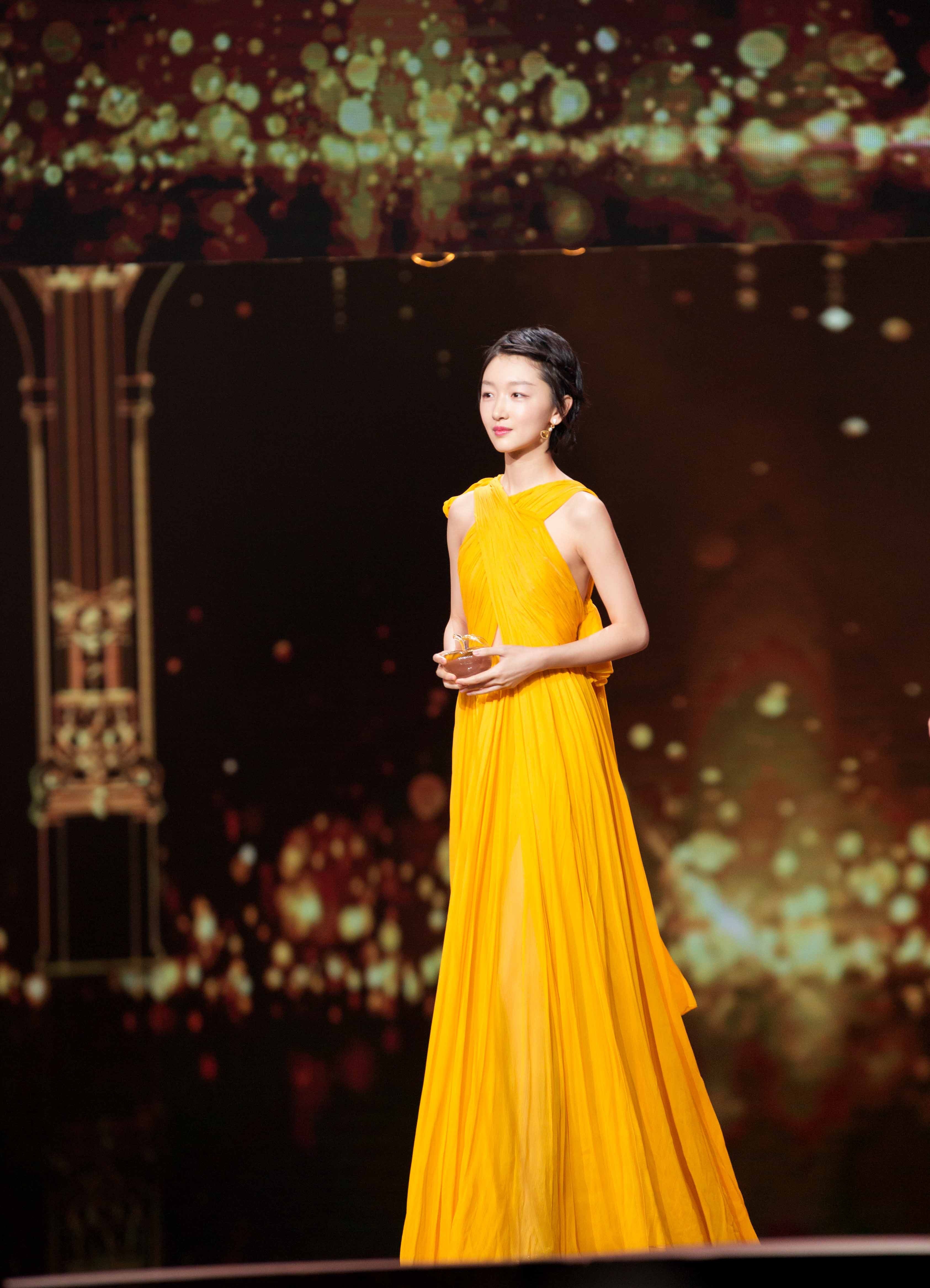 周冬雨出席东方卫视电视剧品质盛典 一袭优雅长裙致敬幕后英雄