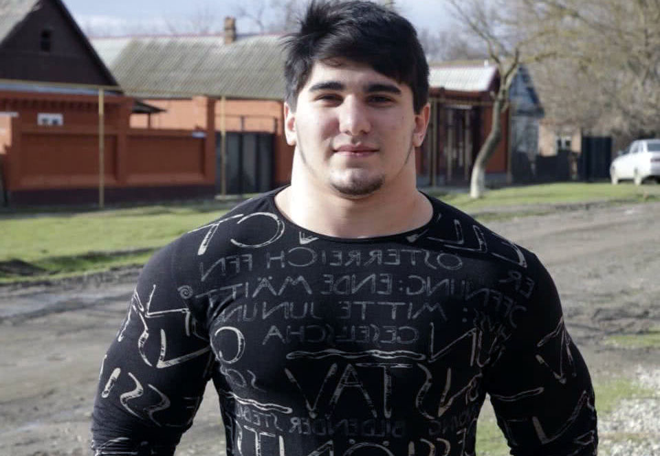 18岁健身小伙肌肉发达,脖子很粗壮,被称为"现实版绿巨人"!