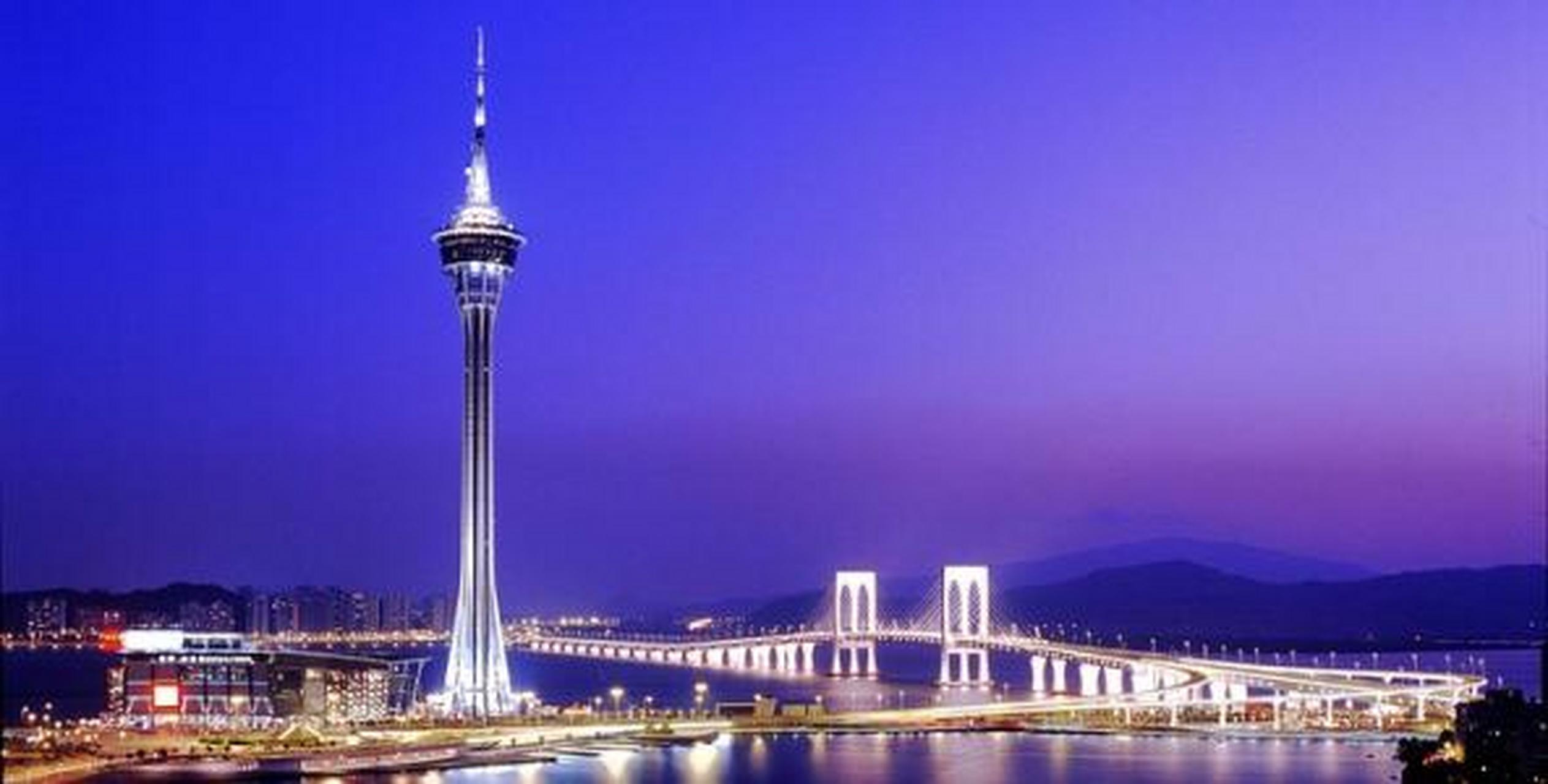 站在塔顶,可将澳门的壮阔美景尽收眼底,夜幕