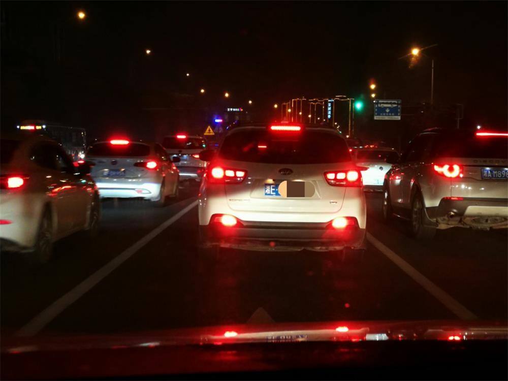开车等红灯时,挂d档踩刹车是否可取?搞错后果就是修车!