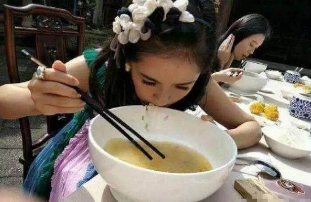 谢娜吃饭的照片流出,看到她的吃相,网友表示,心疼张杰!