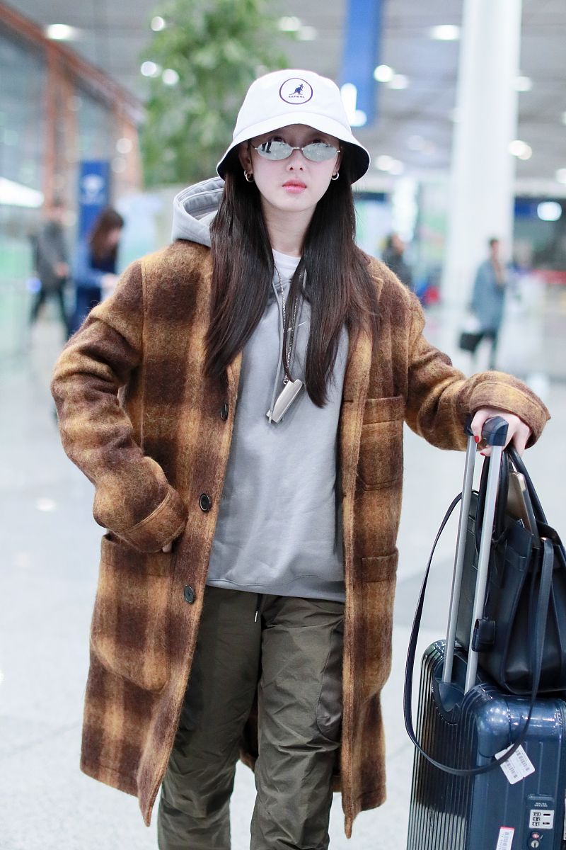 蒋梦婕街拍:ami格纹大衣工装裤yeezy 700老爹鞋 嘻哈街头范儿