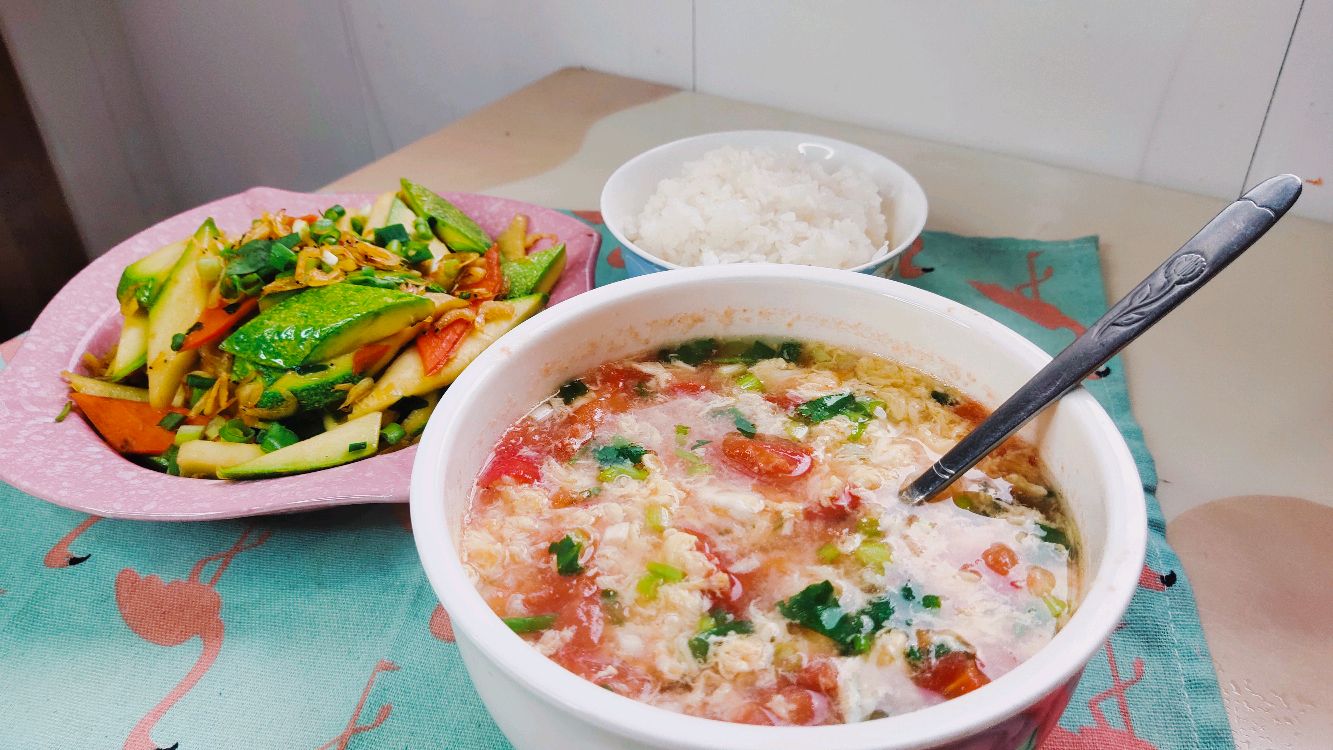 今日早餐家常菜 海米西葫芦 西红柿鸡蛋汤 简单的菜全是爱
