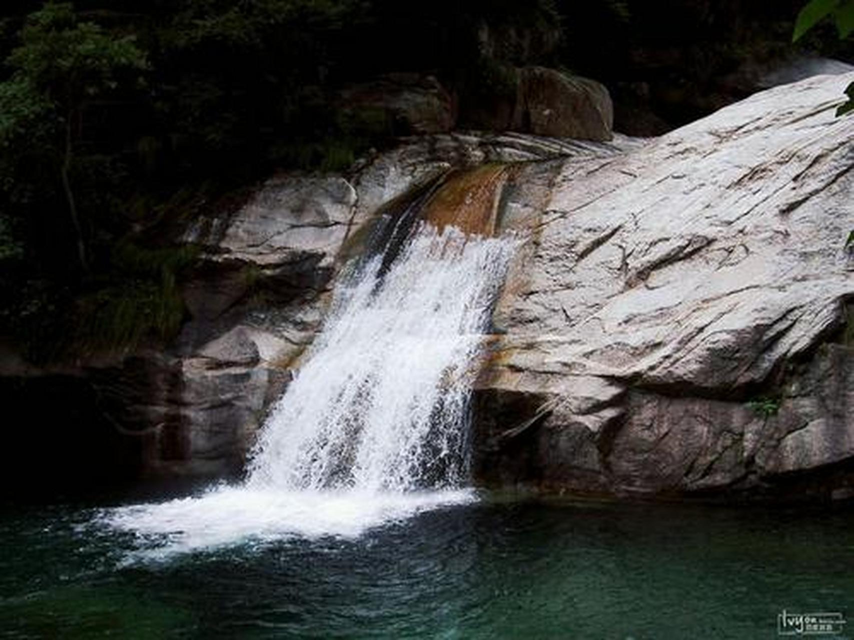 情人谷山清水秀,风光独特,你可以带上心爱的她去情人谷划船,漂流,攀岩
