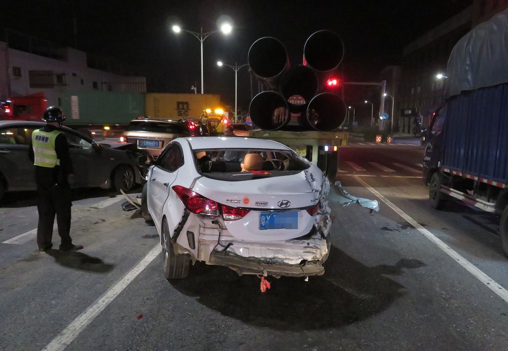 视频震惊!佛山5车离奇猛烈相撞,男子载着朋友2分钟引发两起事故竟因