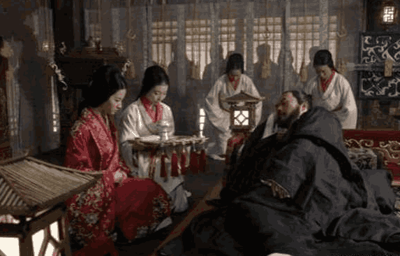 曹操有12个姬妾,一日在一妾侍屋中睡觉,醒来却将姬妾给打死了