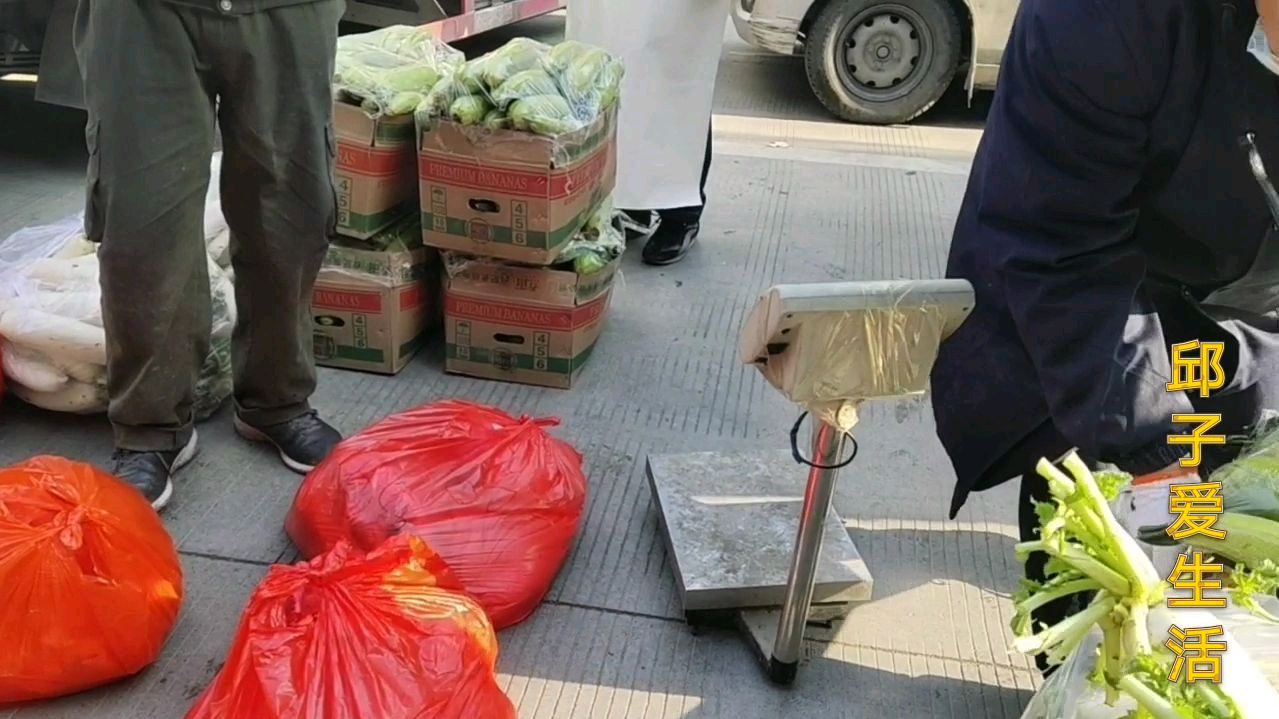 疫情缓解下高中开始开学了,小伙带大家看看学校食堂准备了什么菜