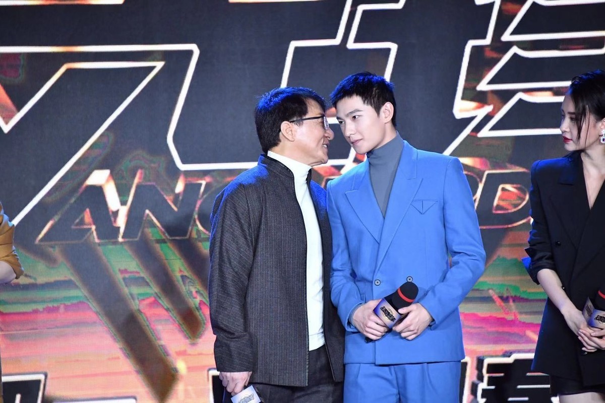 成龙左右环绕两款绝世帅哥,杨洋寸头man爆,朱正廷秀花美男容颜