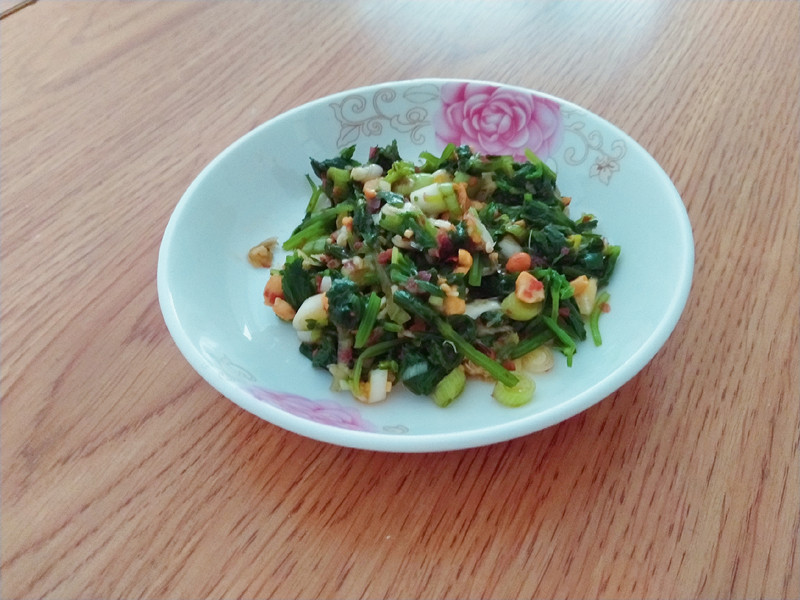 凉拌芹菜叶 芹菜是我家常吃的蔬菜,每次老妈都把叶子摘好,做小咸菜