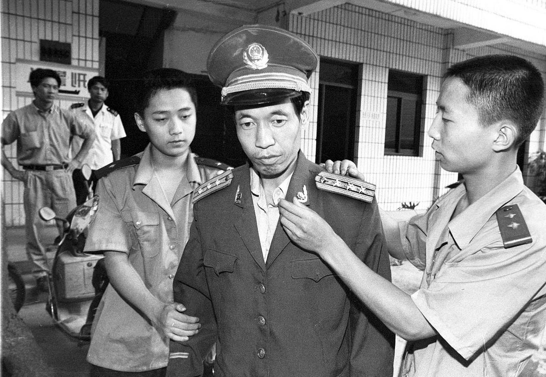 杨秋华与丈夫黄新逛街时,黄新因保护妻子而遭地痞围攻致死.