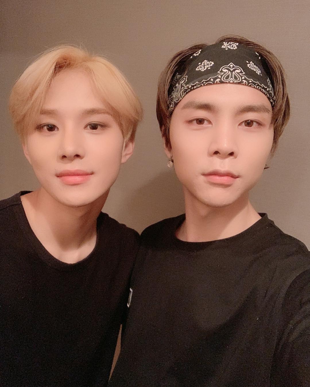 英浩和廷佑新鲜的合照公开 帅气的孩子旁边还是帅气的孩子