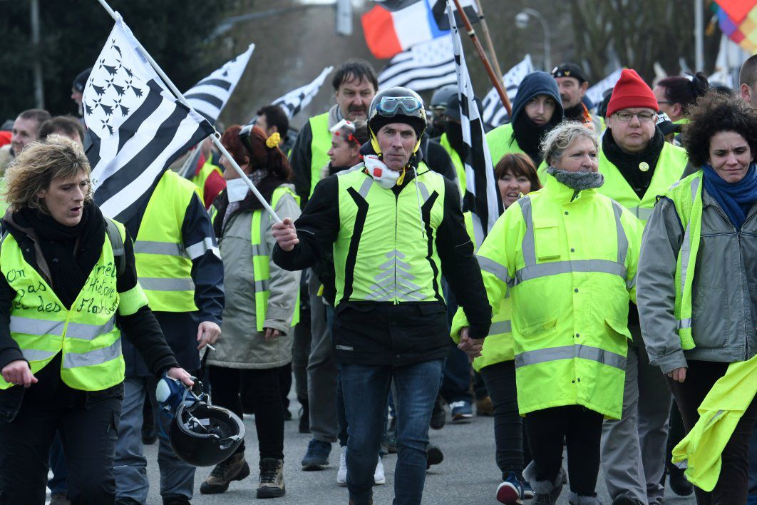 但在"黄马甲"运动发起三个月之际,一方面法国民众对"黄马甲"的支持率