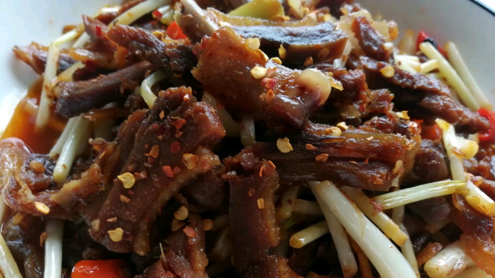 学着这样炒板鸭:鸭肉不腥不骚,肉质紧实,配菜清甜脆嫩