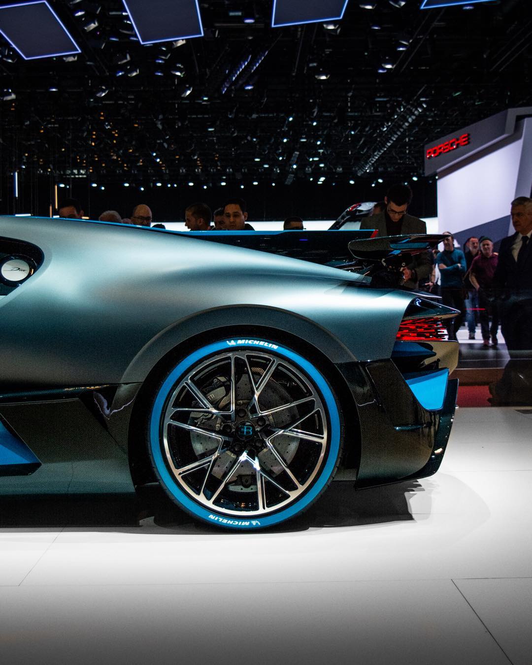 轮毂方面,熟悉布加迪的朋友都知道,上一代的布加迪采用的是一体式轮毂