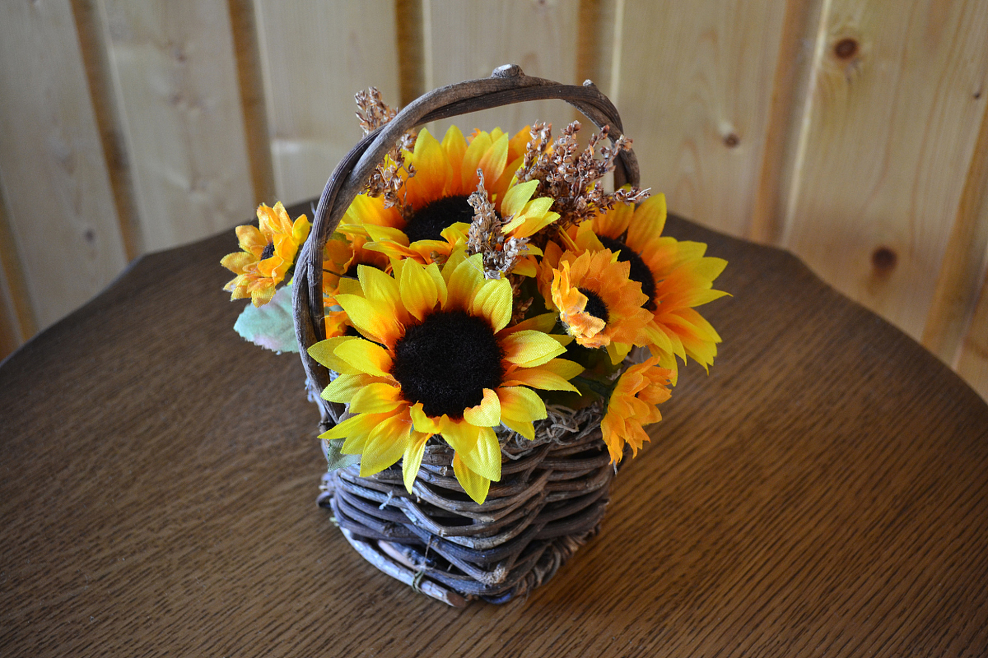 知识创作挑战赛# 今天,就给大家带来一个简单又有趣的皱纹纸向日葵