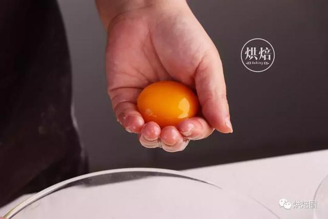这个黄金蛋糕用了8个蛋 却无半点蛋腥 比戚风扎实比海绵轻盈 好吃