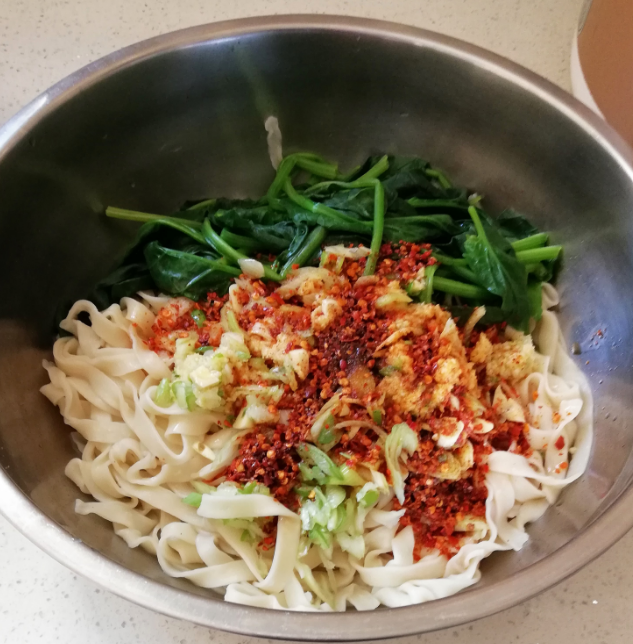 晋南人家的午饭,家庭版油泼面,刺激味蕾,辣的过瘾,面食情怀