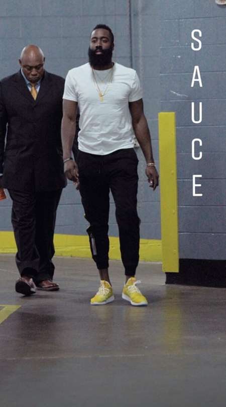 哈登晒出自己昨日赛前入场照