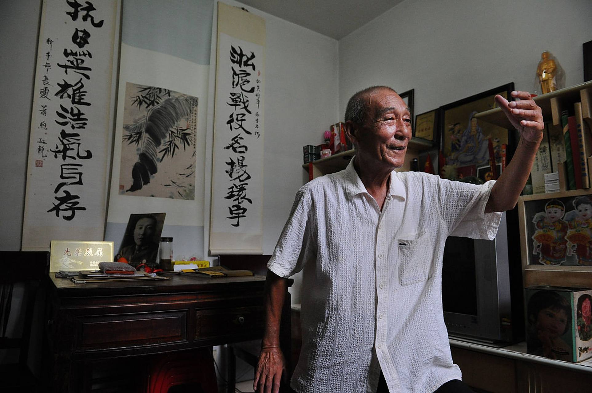 王恩庆是一位生活在东北农村的神秘人物,据传他能够预知未来,洞察天机