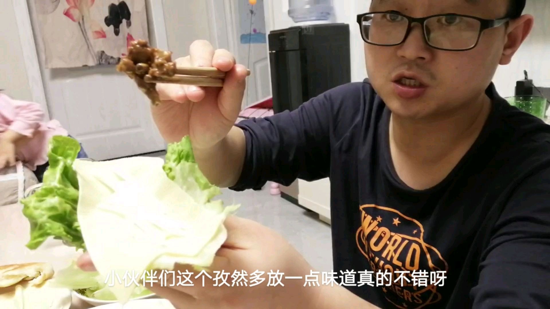 孜然羊肉配上葱丝生菜豆腐皮,老三一顿猛造,来支小啤酒就更美了