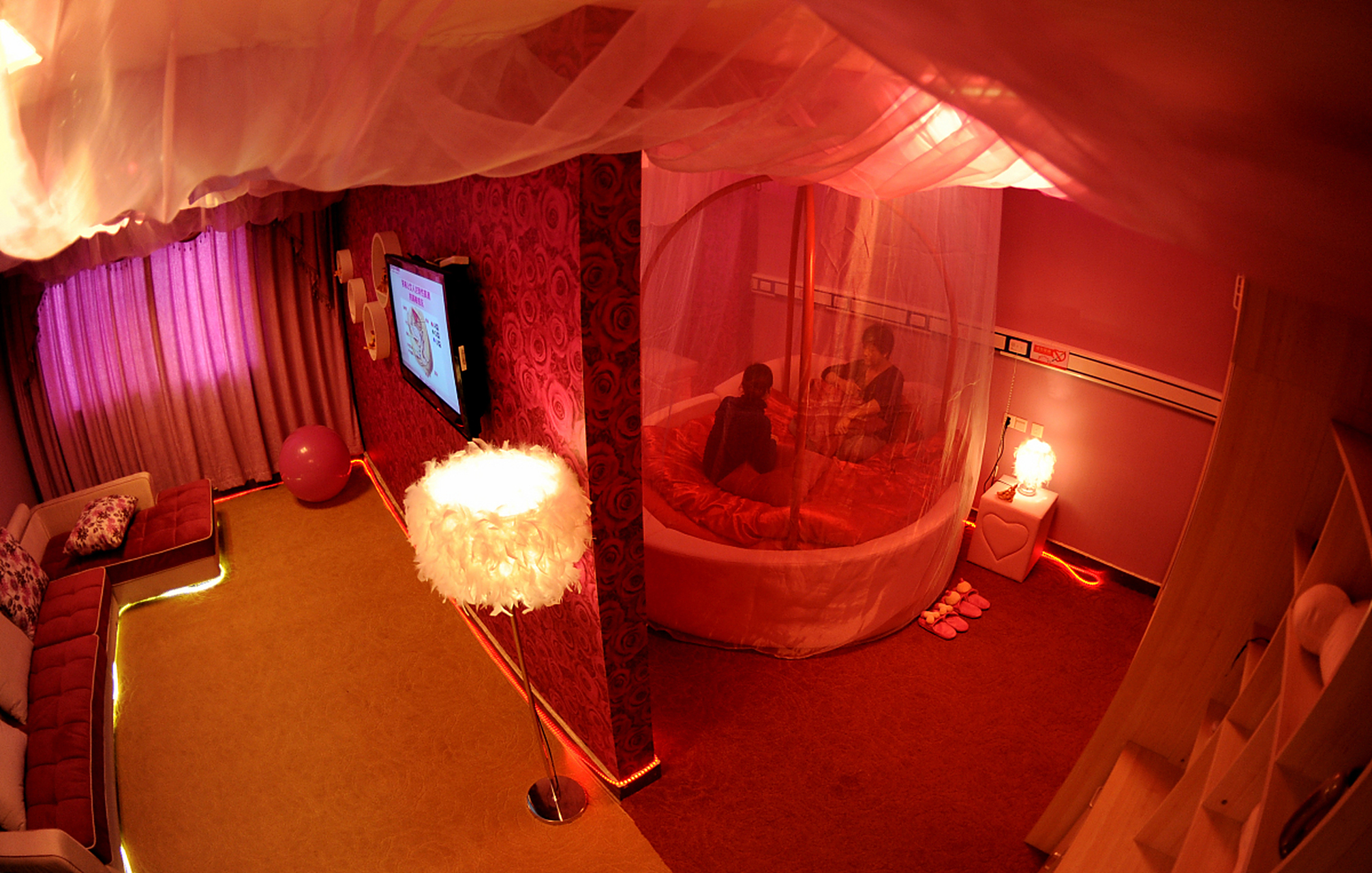 吃完烧烤以后,女孩跟男友说,我们去订一个情侣酒店,然后,他们就一起来