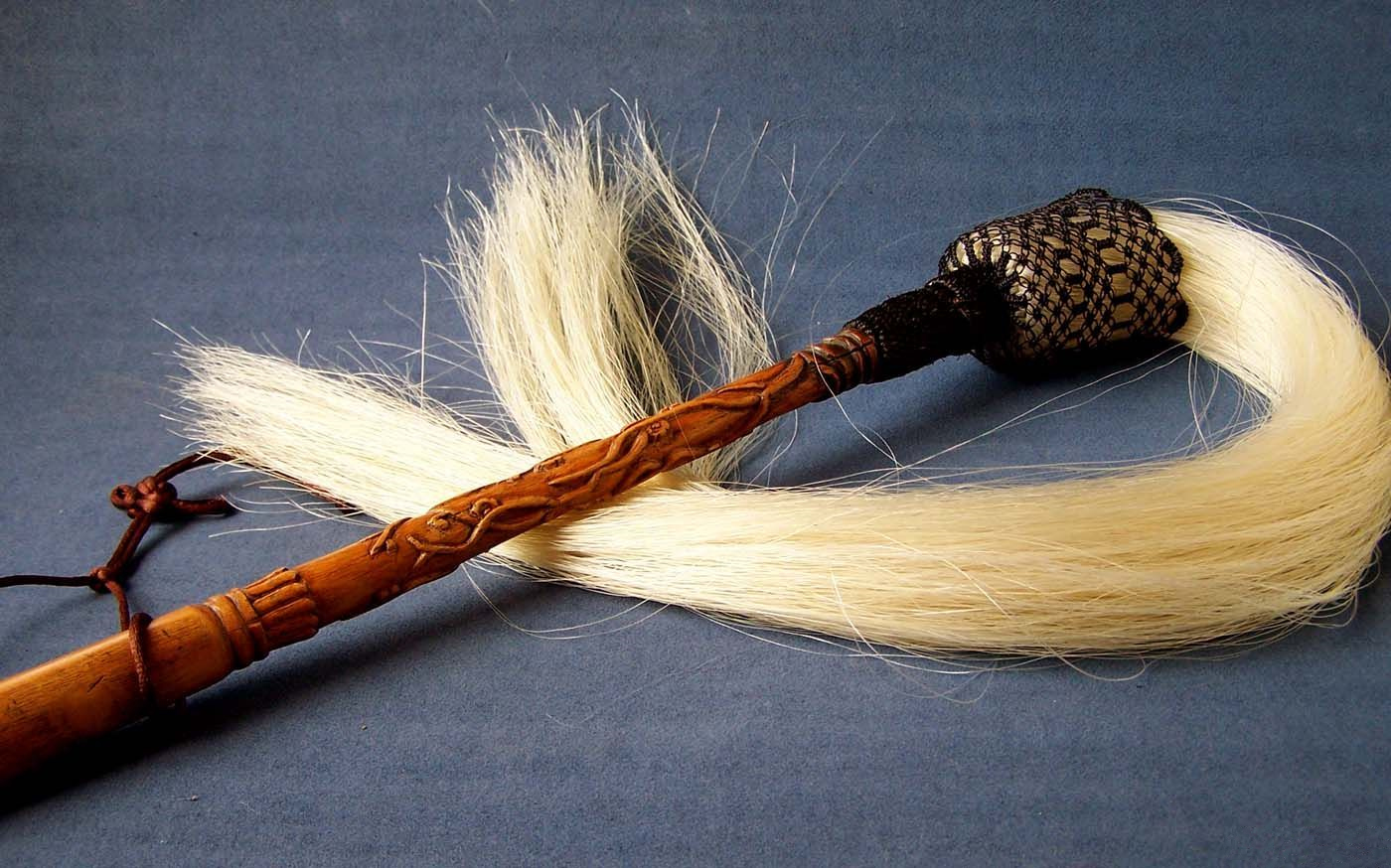 道士的拂尘是法器,太监的拂尘是什么作用呢?一个作用沿用至今