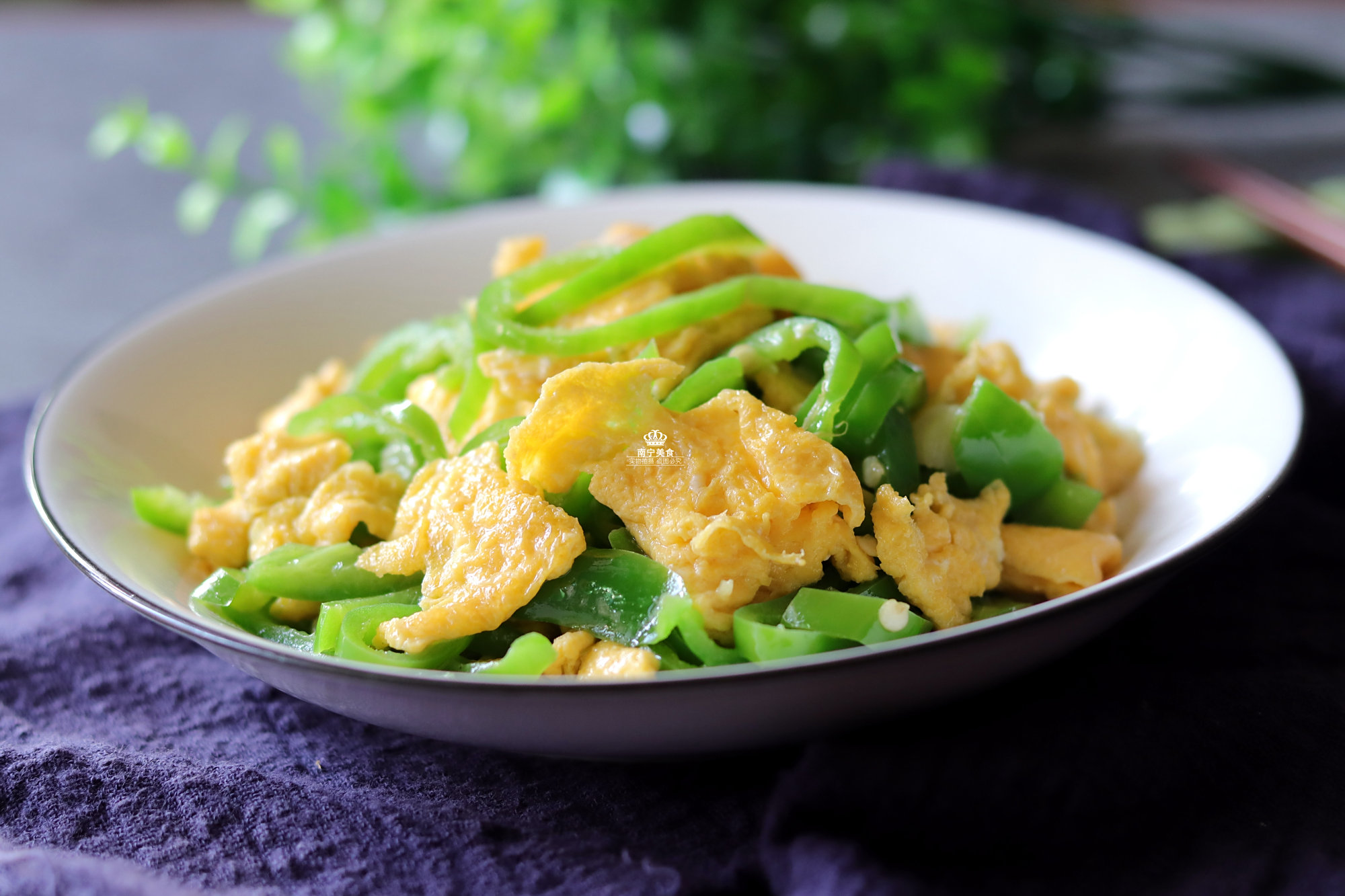 青椒炒鸡蛋时,很多人第一步就错了,难怪不好吃,教你正确做法