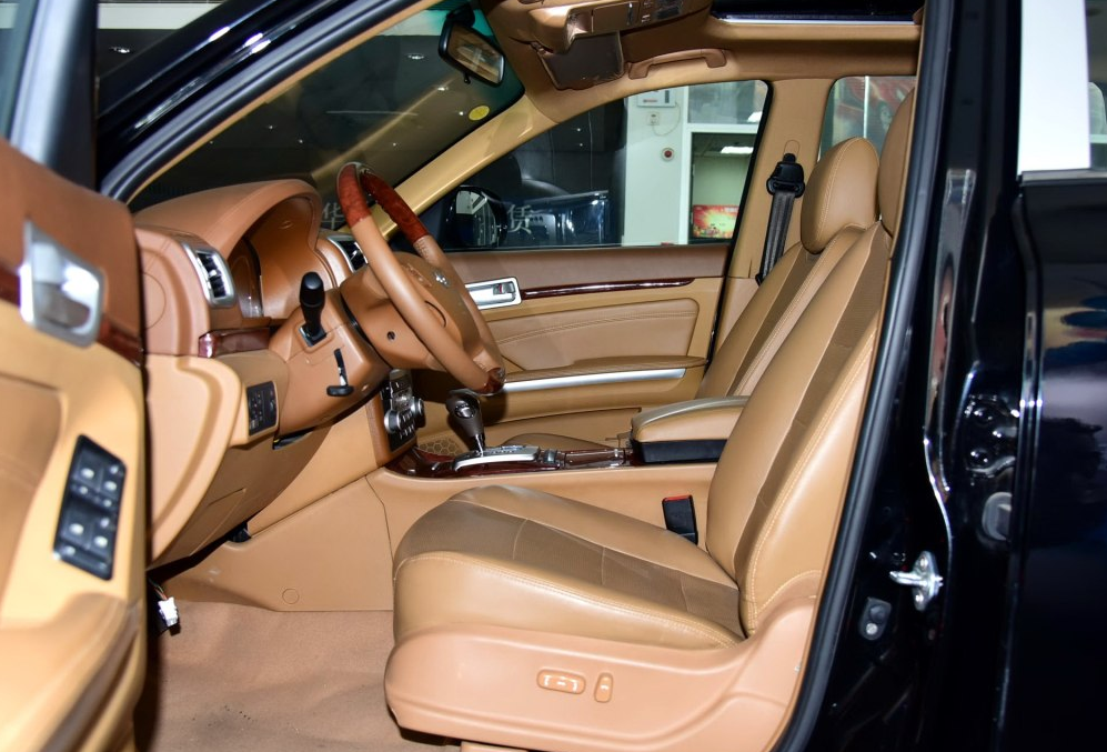 华泰汽车宝利格,内饰也非常奢华,很吸引眼球