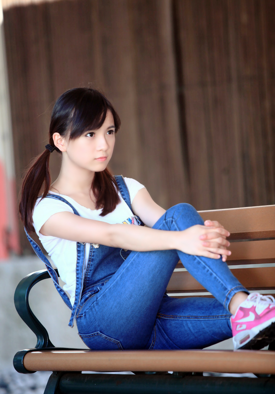 镜头下一个青春活泼可爱的小萌妹